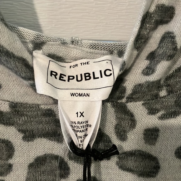 Pullover Top with Hood - Picture 4 of 8